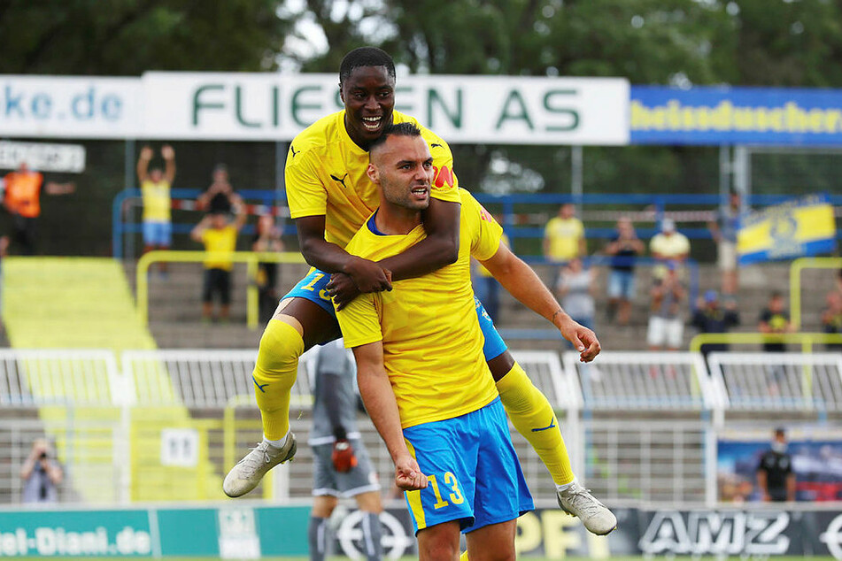 Doppeltorschütze Djamal Ziane (unten) beim Jubel mit Gabriel Boakye.