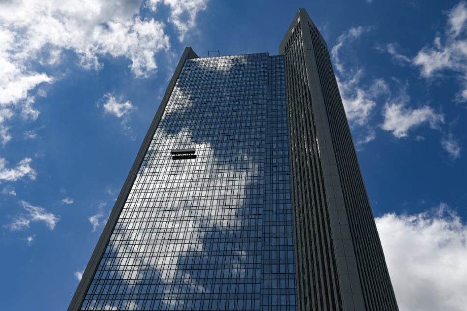 Den rund 180 Meter hohen Wolkenkratzer "Trianon" wollte ein 25 Jahre alter Mann in Frankfurt am gestrigen Freitag hochklettern.