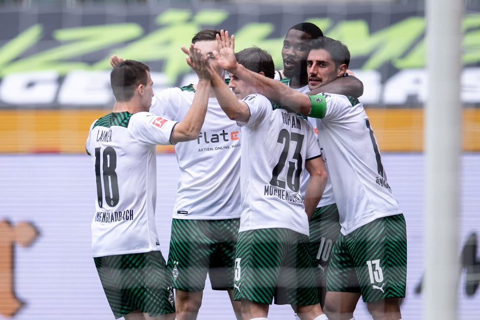 Gladbach-Kapitän Lars Stindl (32, r.) möchte auch in der kommenden Saison wieder viele Tore mit seinen Kollegen bejubeln.