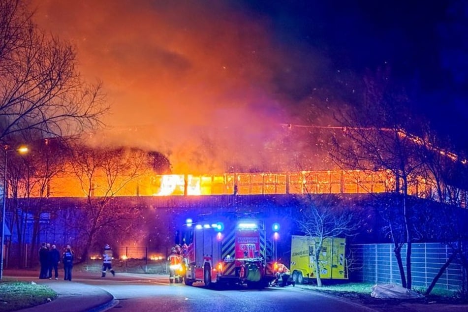 In der Lagerhalle kam es zu einem Vollbrand.