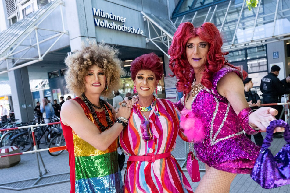 Unter dem Motto "München ist bunt" kamen viele vor der Stadtbibliothek zusammen, um ihre Befürwortung der Drag-Lesungen auszudrücken.