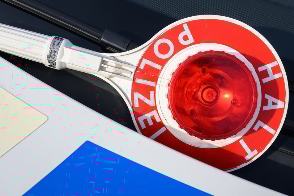 Die Polizei kontrollierte einen Lkw-Fahrer an der A8 in. Schwaben. (Symbolbild)