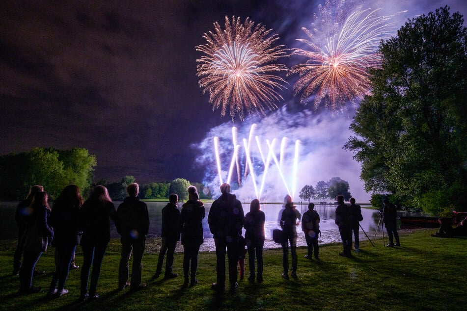 Rund 100.000 Menschen feierten das letzte "Rhein in Flammen" an seinem traditionellen Standort in den Bonner Rheinauen. (Archivbild)