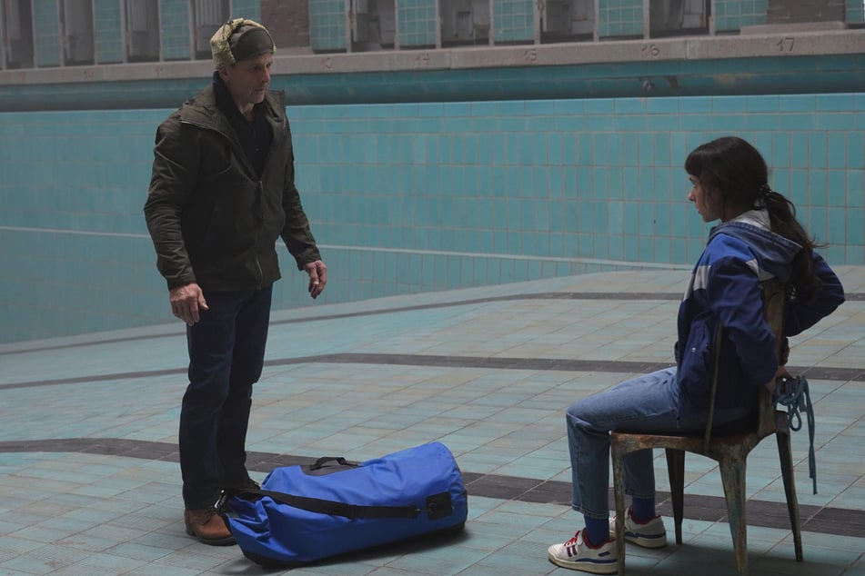 Rixa Schrader (Senita Huskic, 31) wird gefesselt.