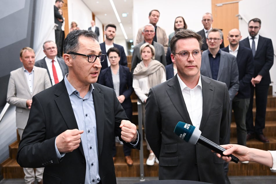 Cem Özdemir (60, l., Grüne) und Manuel Hagel (37, r., CDU) gaben nach dem erfolgreichen Abschluss der Verhandlungen am Donnerstagabend ein Statement ab.