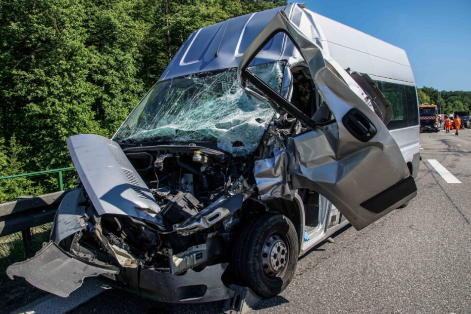Unfall A81: Transporter kracht in Lastwagen: Autobahn gesperrt