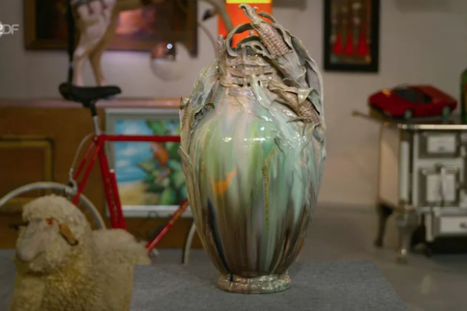 Die Bodenvase ist eine Arbeit von Albert Klein für die Königliche Porzellan-Manufaktur (KPM) in Berlin aus dem Jahr 1898.