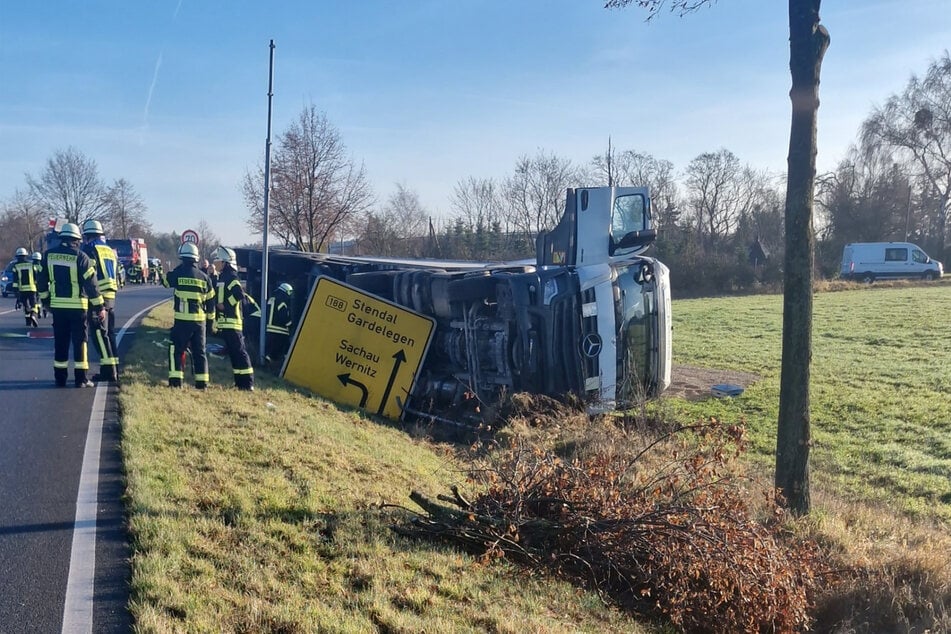Der Fahrer konnte sich selbstständig aus seinem Fahrzeug befreien.
