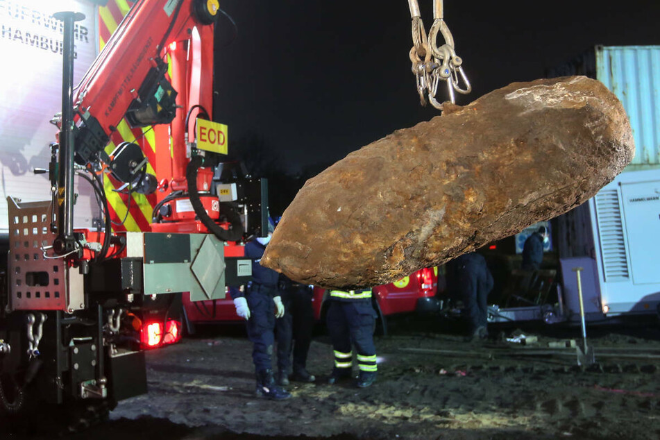 Eine Fliegerbombe wird nach der Entschärfung abtransportiert. Am Donnerstagmorgen hat die Polizei in Berlin-Spandau mit der Entschärfung einer Bombe begonnen, die bei Bauarbeiten gefunden wurde. (Symbolfoto)