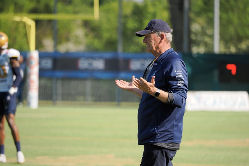Monarchs-Headcoach Greg Seamon (69) war mit den ersten 24 Minuten nicht zufrieden.