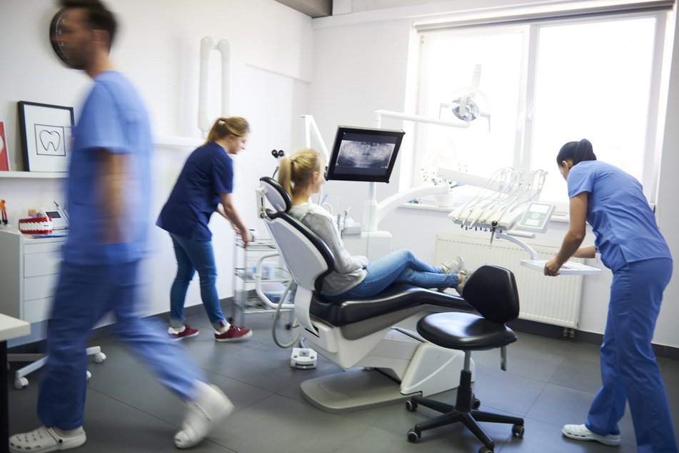 Viele Patientinnen und Patienten wollen ohnehin kein Amalgam im Mund haben. Ein Grund dafür ist das darin enthaltene umweltunverträgliche Quecksilber. (Symbolbild)