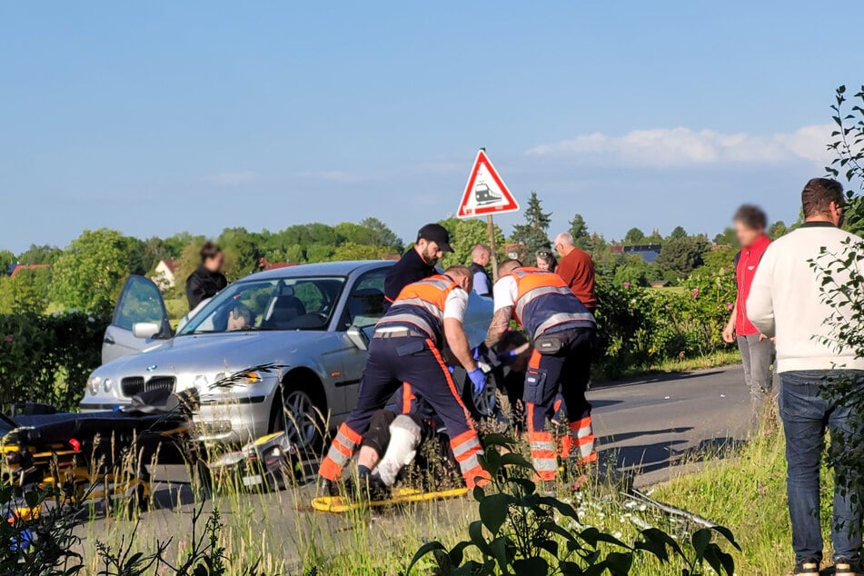 Der Fahrradfahrer wurde vor Ort medizinisch versorgt und zur weiteren Behandlung in ein Krankenhaus gebracht.