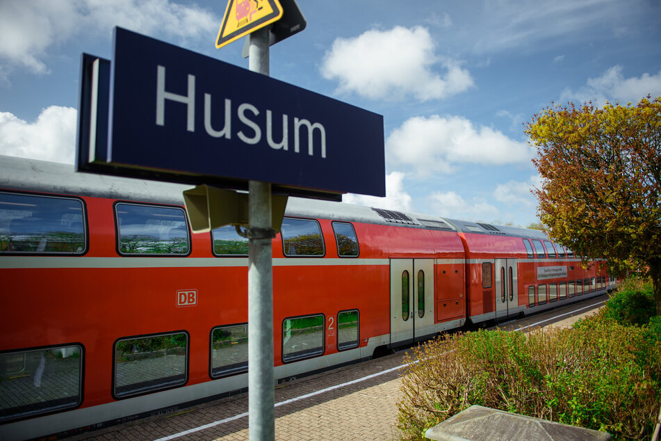 Ein Zug der Deutschen Bahn steht im Bahnhof Husum. Am Donnerstagabend wurde der Zugverkehr aufgrund einer Bombendrohung vor dem nahegelegenen Polizeirevier zwischenzeitlich eingestellt. (Archivfoto)