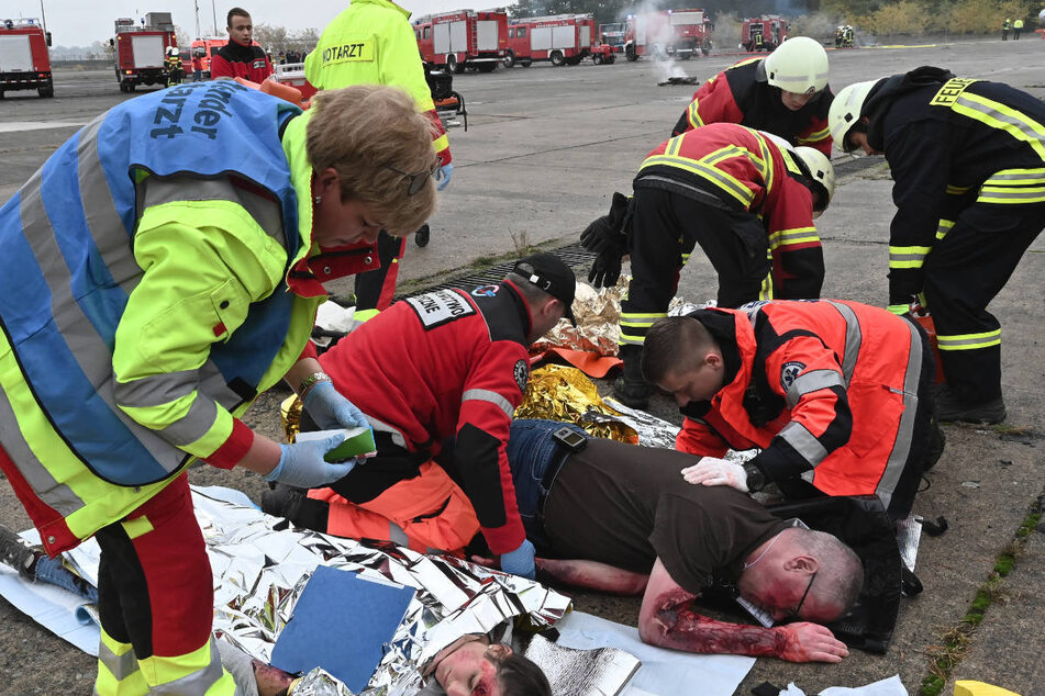 Die Rettungskräfte versorgen Verletzte mit Brandwunden.