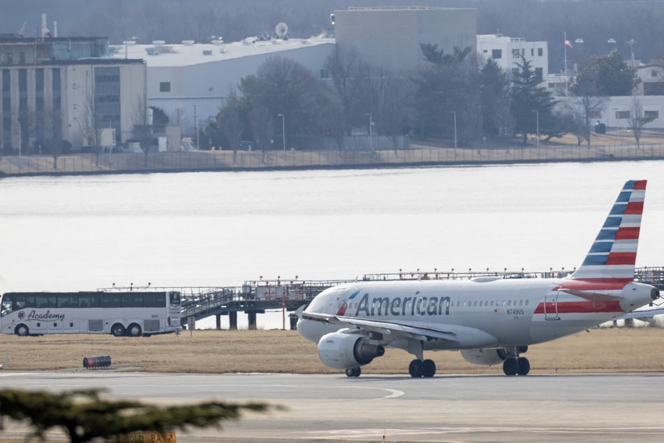 An American Airlines plane collided with an aircraft tug. (symbolic image)