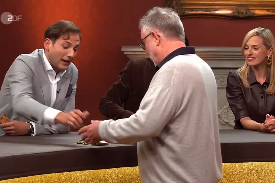 Händler Julian Schmitz-Avila (39, l.) erhält am Ende den Zuschlag.