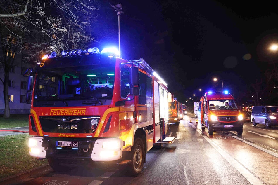 Die Feuerwehr rückte mit mehreren Kräften an die St. Petersburger Straße an. Auch die Polizei ist im Einsatz.