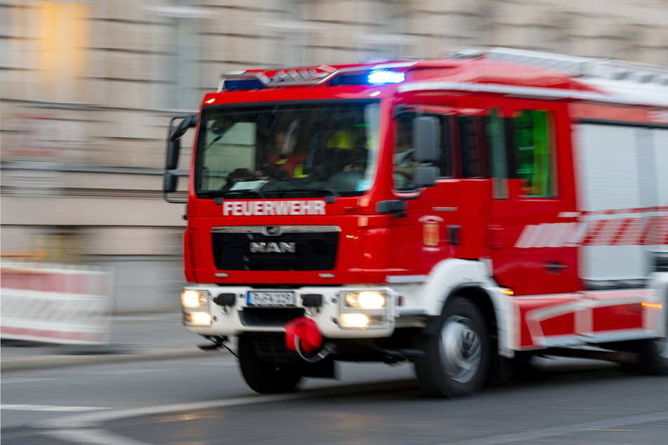 Leipzig: Feuer in der Leipziger Südvorstadt: Zwei Dutzend Anwohner evakuiert, Straße gesperrt