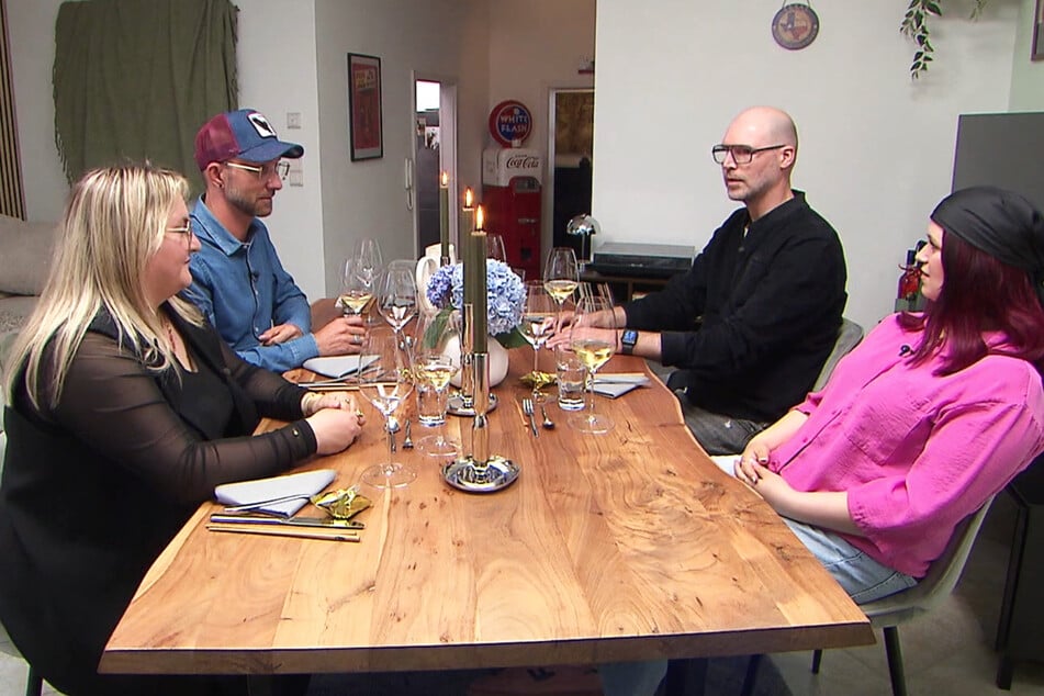 "Das perfekte Dinner": Lorene (38, v. l. n. r.), Tobi (44), Stefan (44) und Maxin (22) warten gespannt auf den ersten Gang von Allie.