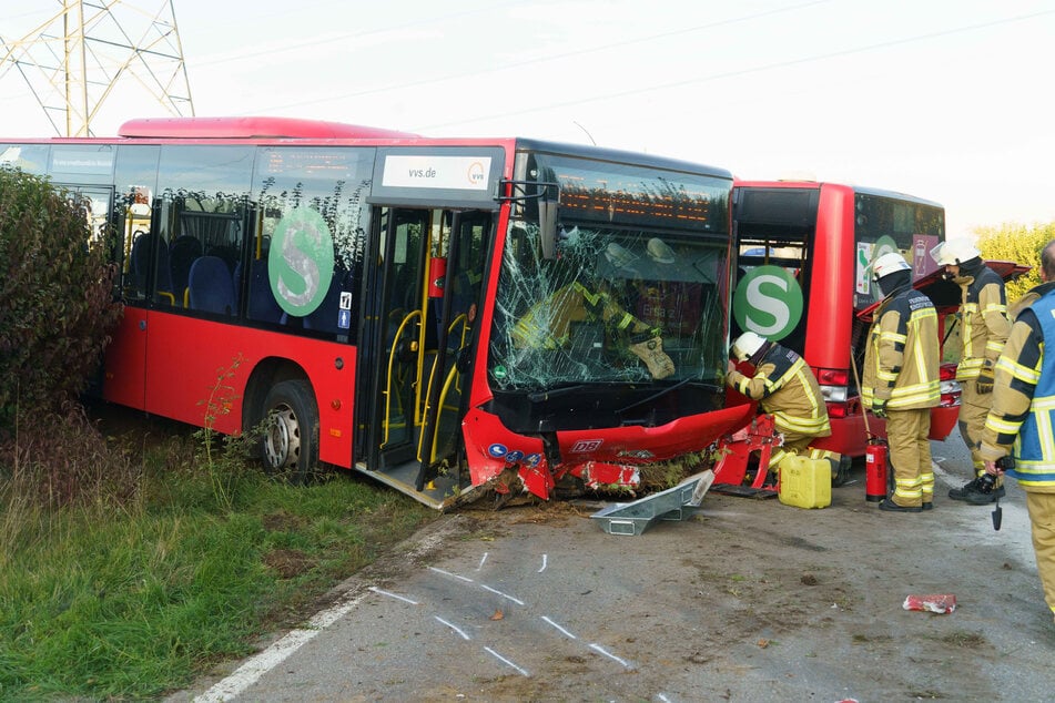 Bus in der Mitte zerrissen: Fahrer nach Unfall schwer verletzt