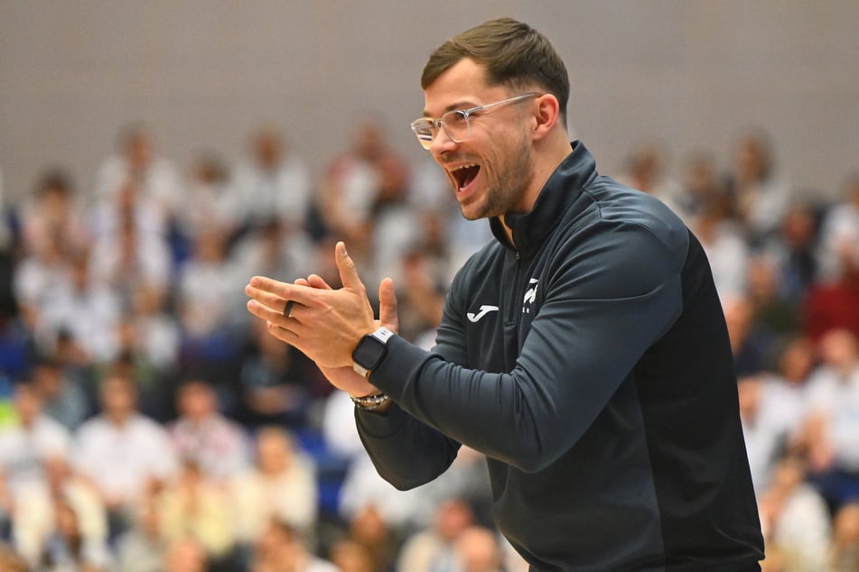 Coach Fabian Strauß (31) nahm seine Spieler gegen die Eisbären in die Pflicht und sie lieferten.