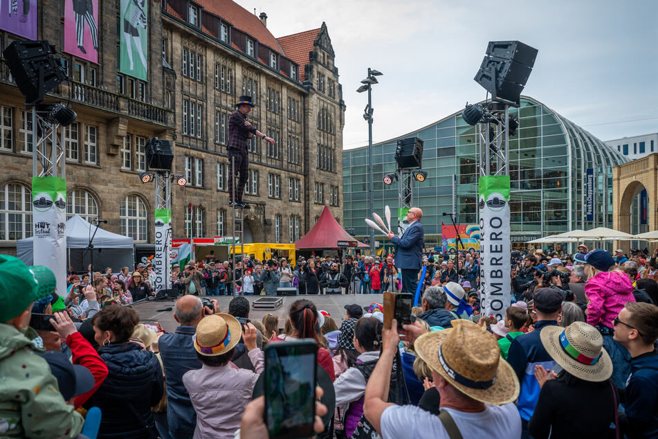 Bereits bei der Eröffnung des Hutfestivals am Freitag war der Marktplatz in Chemnitz gut gefüllt.