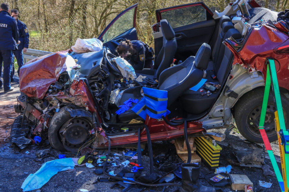 Zwei Schwerverletzte: Auto wird bei Frontalcrash nahe Schweinfurt komplett zertrümmert