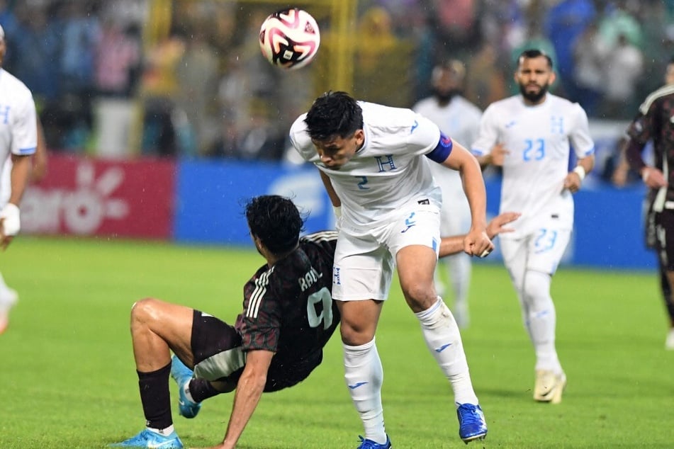 Unterlegen: Mexiko (in schwarz) blamierte sich am Freitagabend und verlor gegen Fußballzwerg Honduras.