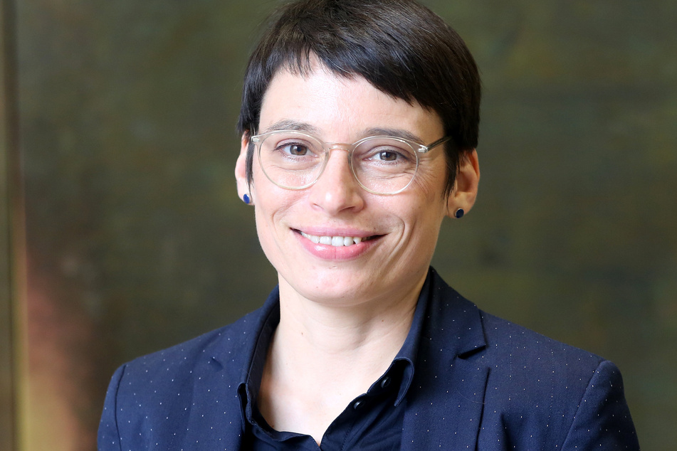 Grünen-Fraktionschefin Josefine Paul (39) fordert eine schnelle Einigung, da die Herausforderungen in NRW auch nach der Wahl wichtig bleiben.