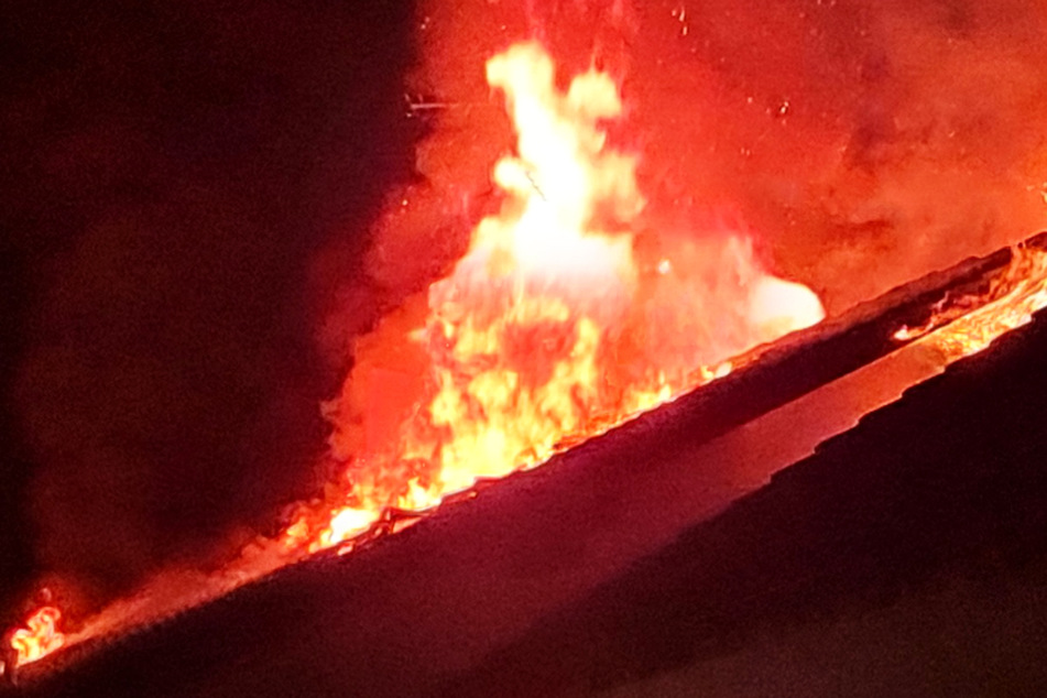 Wohnhaus brennt lichterloh: Alarm in der Nacht in Büttelborn bei Darmstadt