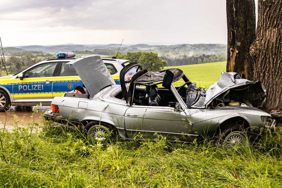 Der Mercedes prallte frontal gegen einen Baum.