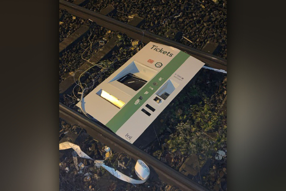 Die Vorderseite des Ticket-Automaten wurde ins Gleisbett geschleudert.