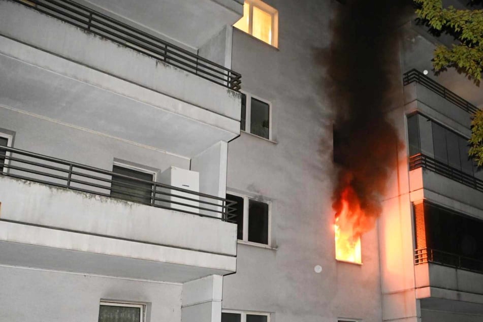 Berlin: Wohnung in Friedrichsfelde brennt lichterloh: Ein Mensch tot