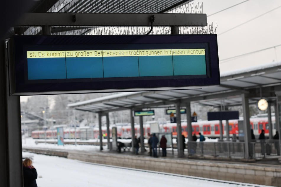 Auch der öffentliche Verkehr - hier die Deutsche Bahn Hessen - kommt an seine Grenzen.