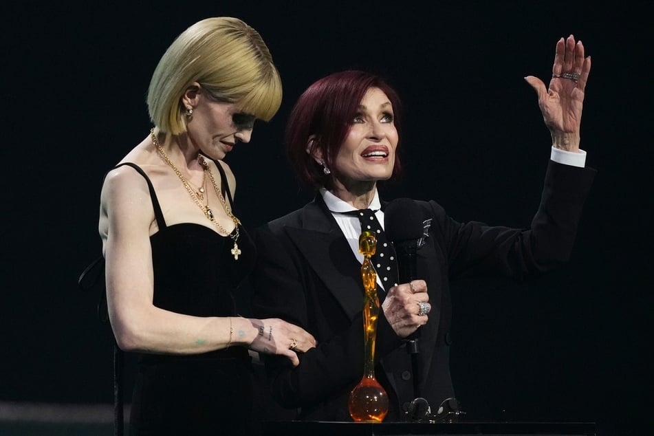 Ozzys Witwe Sharon Osbourne (73, r.) und ihre Tochter Kelly Osbourne (41) gaben sich gegenseitig Halt.