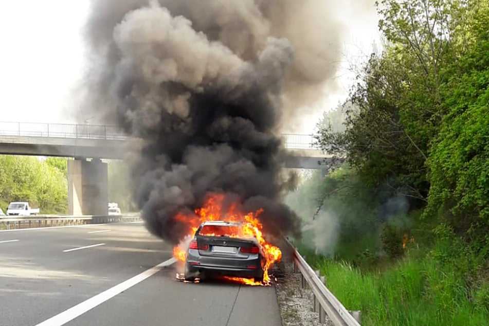 Der BMW brannte bereits lichterloh, als die Feuerwehr eintraf.