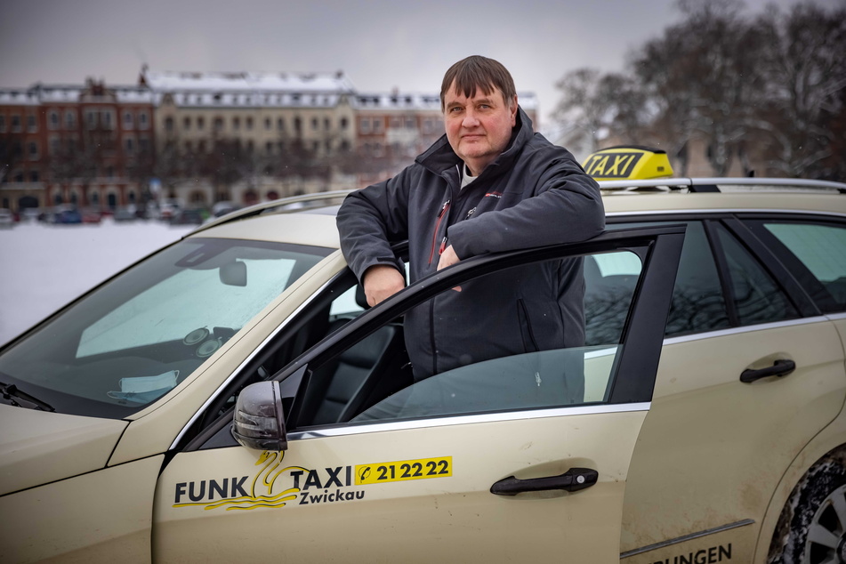 Taxifahrer Rüüd Lübberts (61) rettete seinen Fahrgast vor einer dreisten Betrügermasche.