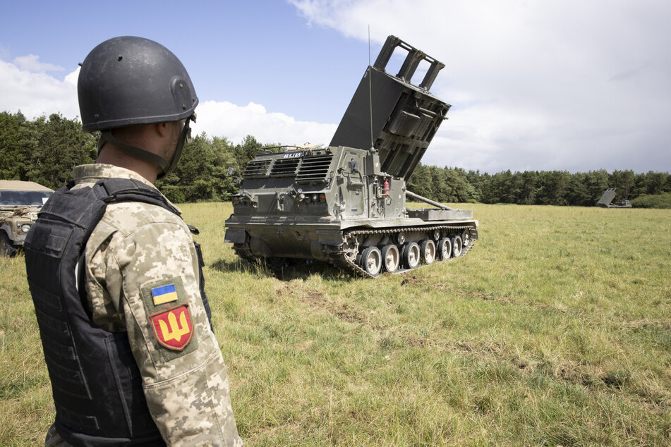 Ukrainische Soldaten trainieren an einem Mehrfachraketenabschussgeräts (MLRS) aus britischer Produktion.