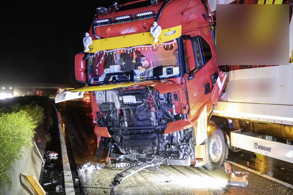 Zugmaschine und Auflieger hatten sich durch die Wucht des Aufpralls ineinander verkeilt und den linken sowie den mittleren Fahrstreifen blockiert.