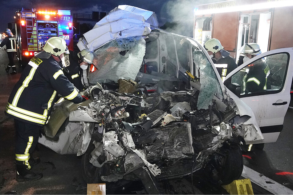 Unfall A2: Horror-Unfall auf der A2: Transporter-Fahrer stirbt noch vor Ort