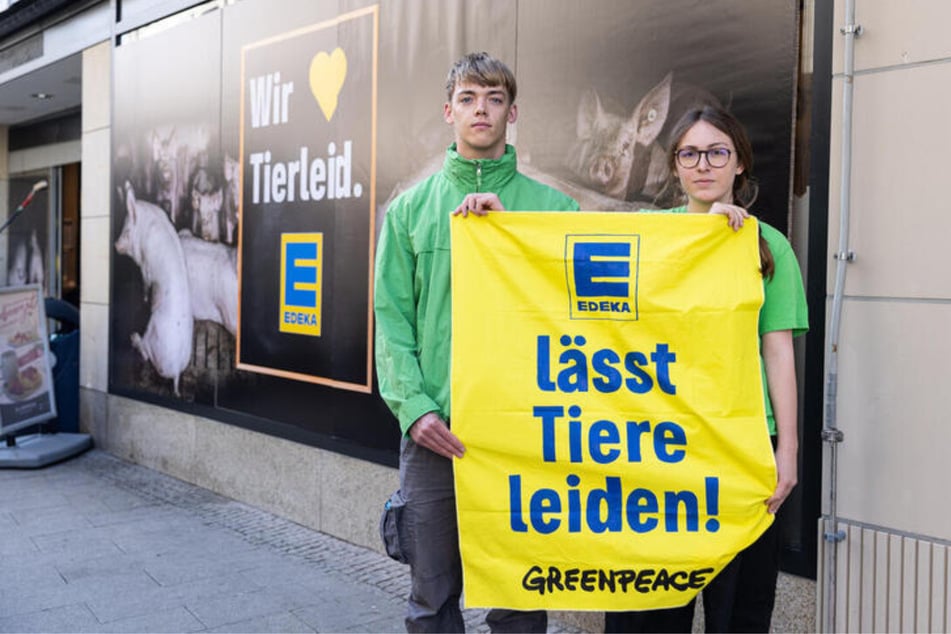 Insgesamt 15 Greenpeace-Aktivisten protestierten Dienstagmorgen vor der Edeka-Filiale am Großen Burstah.