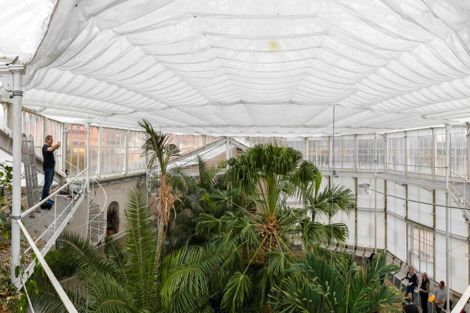 Für den "Hightech-Vorhang" wurden um die 1000 Quadratmeter Spezialgewebe verarbeitet.