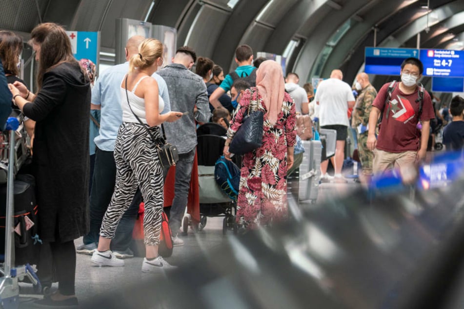 Passagiere warten in einer langen Schlange am Frankfurter Flughafen auf einen kostenlosen Corona-Test.