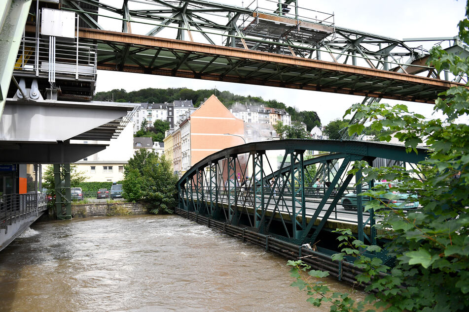 Blick auf die überflutete Station der Schwebebahn in der Pestalozzistraße über der Wupper am 15. Juli 2021.