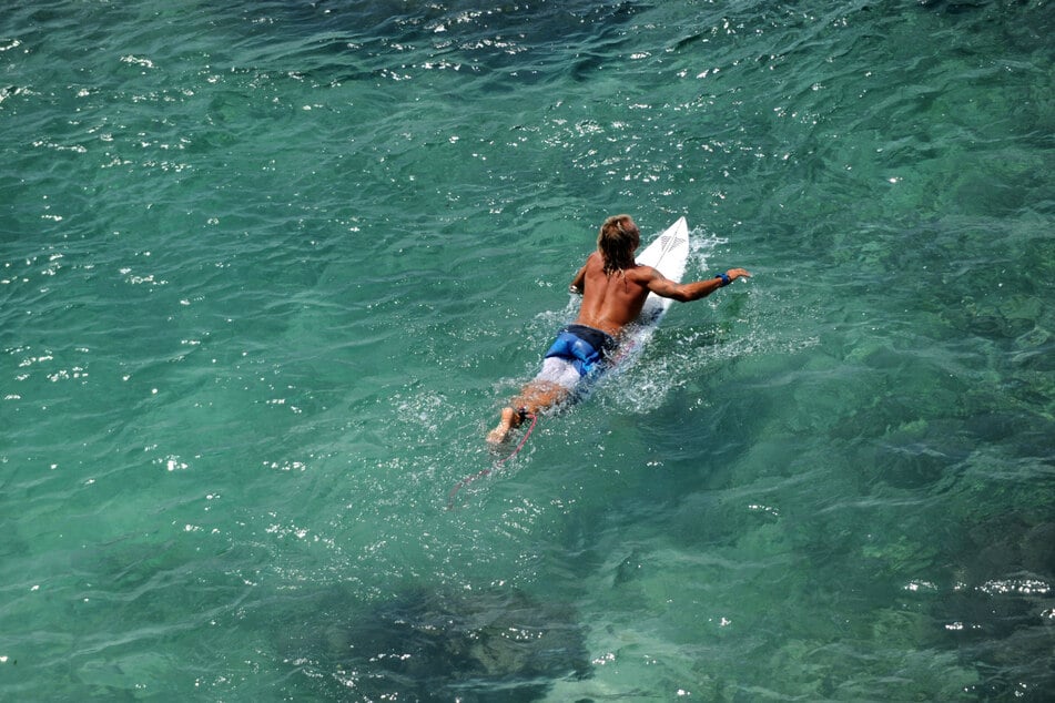 Als man sie nach zwei Tagen fand, trieben die Surfer im offenen Meer und klammerten sich an ihre Boards. (Symbolbild)