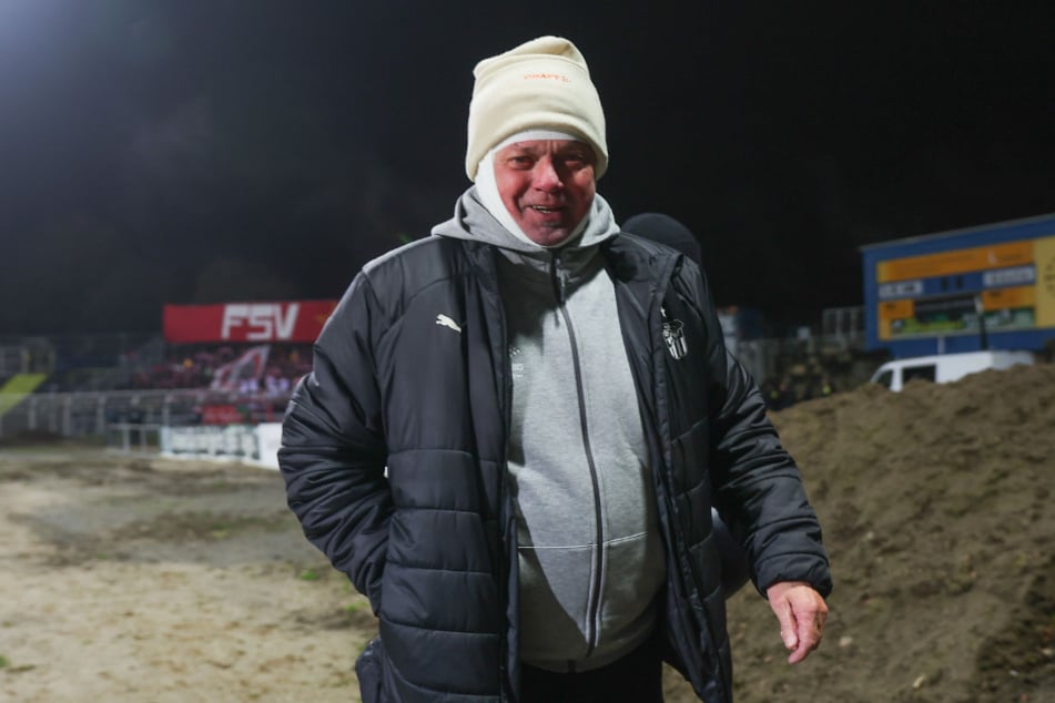 FSV-Busfahrer Stephan Mildner wurde von einem mit Dreck und ähnlichem Inhalt gefüllten Bierbecher am Kopf getroffen.