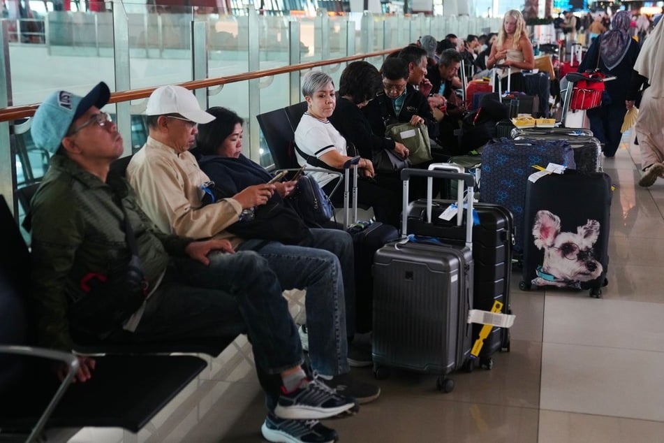 Mehrere Flüge sind am Flughafen der indonesischen Hauptstadt Jakarta wegen eines Vulkanausbruchs gestrichen worden.