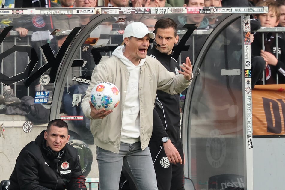 St.-Pauli-Trainer Alexander Blessin (52, M.) war sichtlich angefressen über die unnötige Aktion seines Mittelfeldspielers.
