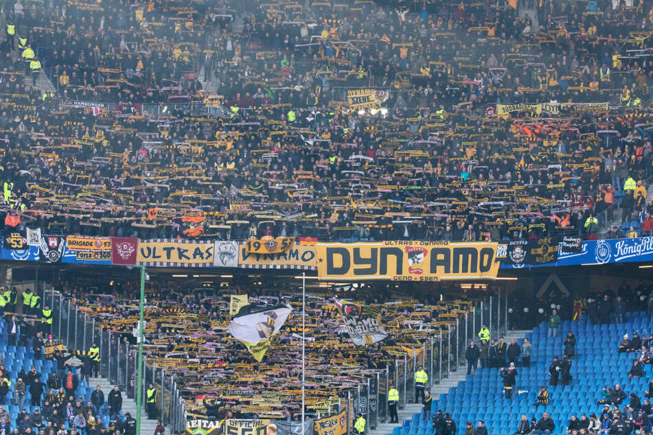 Dynamo-Fans gehen gern auf Reisen - wie hier im November 2019 beim Hamburger SV. Die Stimmung damals war hervorragend.