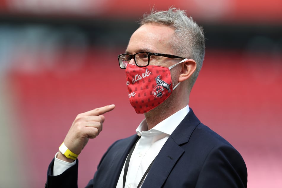 Kölns Geschäftsführer Sport steht mit Maske im Stadion. Er sieht die finanzielle Situation des 1. FC Köln trotz fehlender Zuschauer nicht in Gefahr.